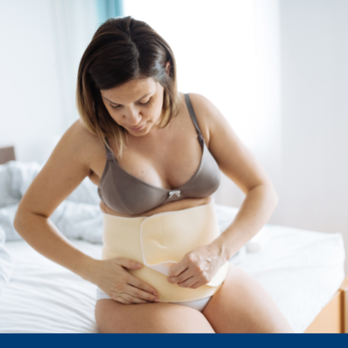 Mulher colocando cinta abdominal