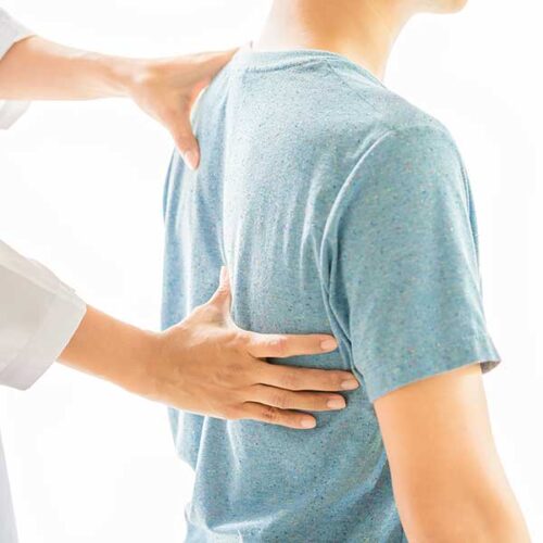 Paciente com escoliose sendo analisado pelo médico
